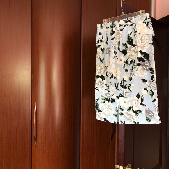 STUNNING NEW FLORAL SKIRT❤️ SAME DAY SHIP - Picture 3 of 3